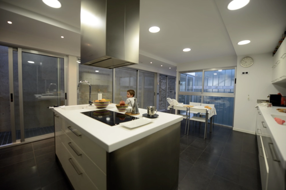 casa planells cocina con isla y zona de comer